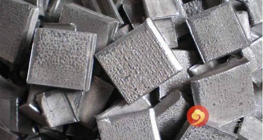 5月期鎳連續(xù)第三個(gè)月下跌，周四觸及去年6月來最低水準(zhǔn)每噸8,810美元，今年迄今下跌12%，是跌幅最大的主要基本金屬。